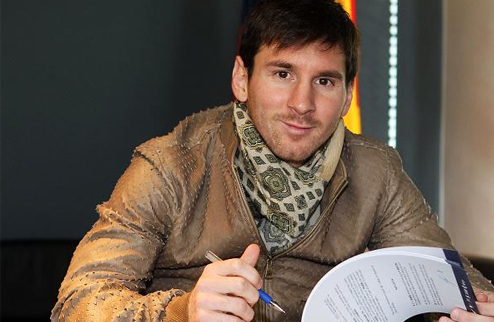 Месси: "автограф" ценой в 102 миллиона фунтов Вчера аргентинец поставил подпись под новым контрактом с Барселоной.
