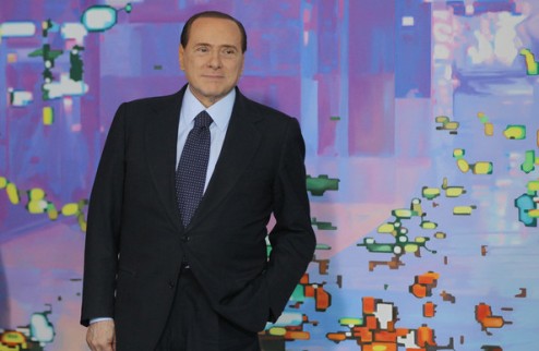 Берлускони: Милан должен остаться в семье Владелец и президент россонери не собирается продавать клуб.