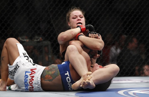 UFC 157. The Ronda Rousey show Ронда Роузи творит историю женских смешанных боевых искусств в UFC, завершив свой дебютный поединок в этой организации зр...
