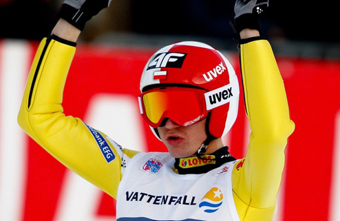 Прыжки с трамплина. Стох побеждает в Норвегии Польский прыгун Камиль Стох одержал победу на этапе Кубка мира в Тронхейме.