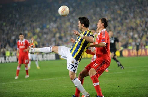 Фенербахче минимально одолел Бенфику Турецкий клуб имеет небольшое преимущество перед ответным матчем полуфинала Лиги Европы.