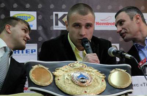 Бурсак сразится с Арроном в июле Украинский боксер, чемпион Европы в среднем весе Макс Бурсак (26-1-1, 12 КО) проведет защиту титула в поединке против б...