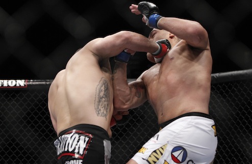 UFC 160. Кейн Веласкес снова нокаутировал Антонио Силву Представляем вашему вниманию обзор поединков основного карда на UFC 160, который состоялся сегод...
