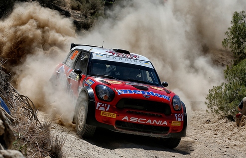 WRC-2. Mentos Ascania Racing в топ-5  В пятницу, первый день Acropolis Rally, состоялся шейкдаун и два боевых спецучастка. 