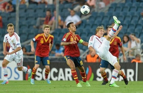 Молодежный ЧЕ. Испания бьет Россию, Нидерланды — Германию На молодежном чемпионате Европы состоялись матчи первого тура в группе B.