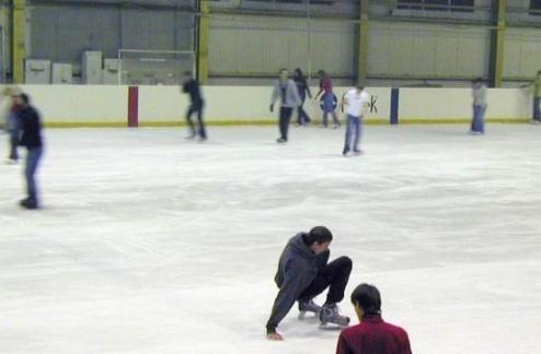 Спорткомплекс АТЭК захватили неизвестные Утром около 30 парней спортивного телосложения ворвались на территорию АТЭК, захватив одно из четырех зданий.