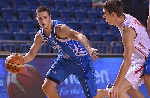 Олимпиакос зовет лидера молодежной сборной Греции Форвард Иоаннис Папапетру получил заманчивое предложение от гранда отечественного баскетбола.