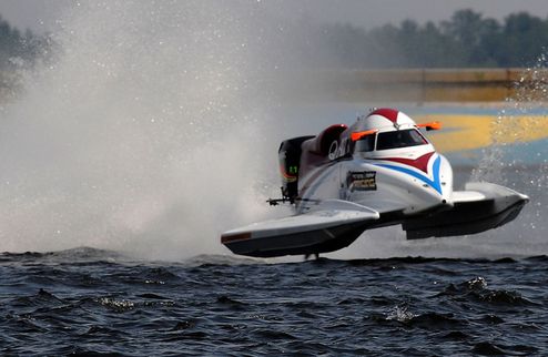 Быстрые и мокрые В прошедший уик-энд под Киевом состоялось третье Гран-при Украины в соревнованиях Формулы-1 на воде.