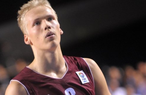 Звезда латвийской "молодежки" остается в ВЭФе Янис Берзиньш заключил новое соглашение с рижским клубом.
