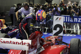 Формула-1. Хэмилтон "шокирован" поступком Уэббера и Алонсо Пилот Мерседес прокомментировал ситуацию после финиша на Гран-при Сингапура.