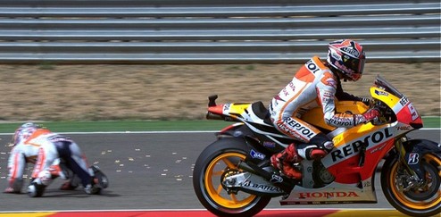 MotoGP. Маркес получил один штрафной балл за инцидент в Арагоне Марк Маркес отделался легким испугом.
