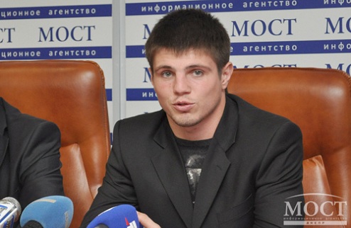 Хитров может дебютировать в профи 18 декабря Евгений Хитров может дебютировать в профессионалах под знаменами промоутерской компании Fight Promotions. 