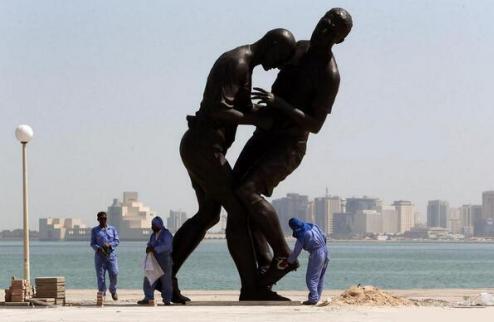 Страсти в Катаре: скульптуре "Зидан vs Матерации" место на помойке Небольшой скандал разгорелся вокруг произведения искусства в стране Ближнего Востока.