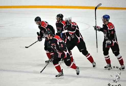 ЧУ. Дженералз громят Львов В своем первом поединке в профессиональном хоккее киевская команда добыла уверенную победу.