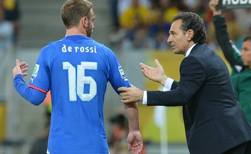 Де Росси возвращается в сборную Италии Чезаре Пранделли назвал состав Скуадры Адзурры на ближайшие товарищеские матчи.