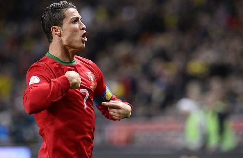 Роналду: "Мне незачем что-то кому-то доказывать" Хет-трик нападающего сборной Португалии помог обыграть сборную Швеции.