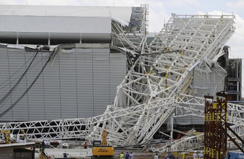 На будущей арене ЧМ рухнул кран, есть трое погибших Трагедия произошла в Сан-Паулу на стадионе Арена Коринтианс.
