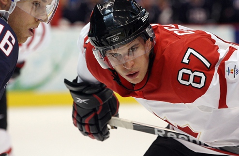 Хоккей. Кросби будет капитаном сборной Канады в Сочи Канадцы заявили, что за Олимпийским золотом их поведет форвард Питтсбурга Сидни Кросби.
