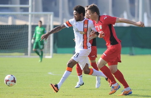 Шахтер обыграл ташкентский Локомотив Донецкий клуб провел уже четвертый матч на сборе в ОАЭ. 