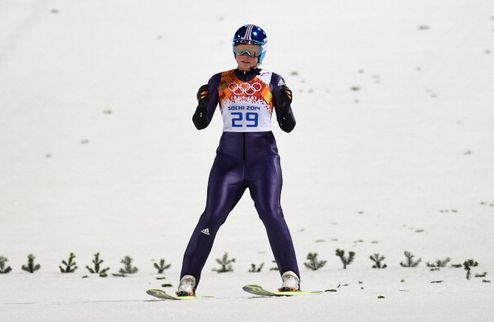 Прыжки с трамплина. Фохт пишет историю Карина Фохт выиграла первый в истории женский старт в прыжках с трамплина в рамках Олимпийских игр.