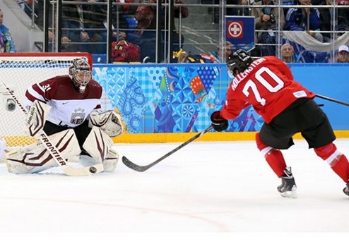 Хоккей. Швейцария вырывает победу у Латвии Лишь за восемь секунд до сирены швейцарцам удалось избежать овертайма.