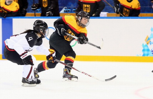 Хоккей. Женщины. Германия сухо обыгрывает Японию Немки добились уверенной победы в очередном матче хоккейного турнира девушек. 