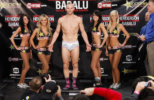 Кормье получил нового соперника Даниэль Кормье таки дебютирует в полутяжелом весе на UFC 170.