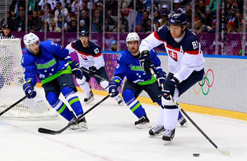 Хоккей. Словения добывает первую победу в Сочи Словенцы дожали Словакию, реализовав свои моменты в третьем периоде.
