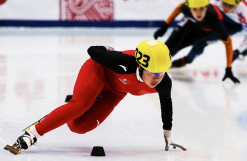 Шорт-трек. Ян Чжоу выигрывает 1500 метров у женщин Китаянка принесла своей стране третью золотую медаль.