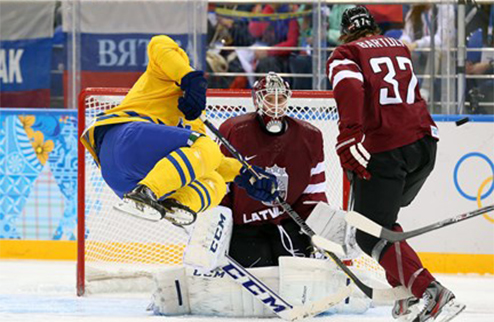Хоккей. Швеция обыгрывает Латвию Швеция выигрывает все матчи в своей группе, добывая девять очков, а латвийцы остаются ни с чем.