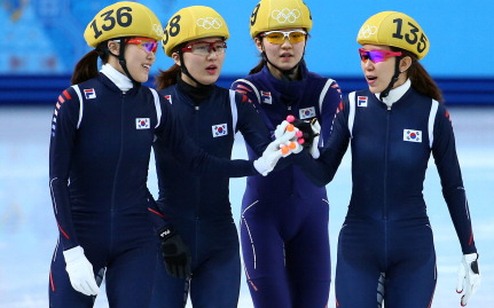 Шорт-трек. Кореянки выигрывают эстафету Сборная Южной Кореи в упорной борьбе завоевала золото.