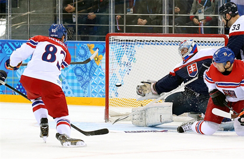 Хоккей. Чехия удерживает победу над Словакией Чехия отправляется в четвертьфинал ОИ в Сочи, где встретится с американцами.