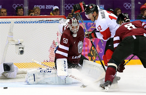 Хоккей. Канада с трудом выбивает Латвию Латвия несмотря на класс соперника сдерживала канадцев до третьего периода, в котором пропустила в меньшинстве.