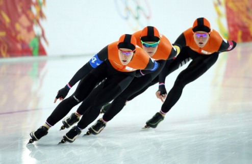 Конькобежный спорт. Голландия и Польша в финале командного турнира Голландки выиграли полуфинал с олимпийским рекордом. 