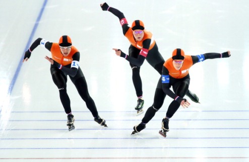 Конькобежный спорт. Нидерланды сильнее всех и в женской гонке Ирен Вюст, Маррит Ленстра и Йорин Тер Морс бьют свой же олимпийский рекорд и завоевывают о...