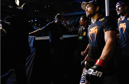 Лиото Мачида заменил Витора Белфорта на UFC 173 Бразилец отказался принимать участие в титульном бое против Криса Уайдмена. 