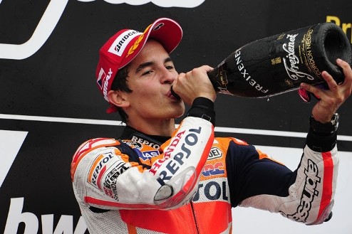 MotoGP. Маркес выигрывает "триллер" в Катаре Марк Маркес в блестящем стиле выиграл первую гонку сезона.