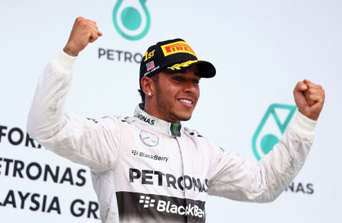 Хэмилтон: "Это невероятная победа" Британский пилот Мерседеса рассказал о своих впечатлениях после победной гонки на Гран-при Малайзии.