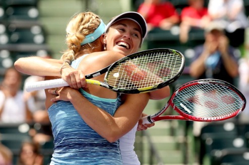 Хингис выиграла первый турнир WTA за семь лет Знаменитая швейцарская теннисистка продолжает выступления на высоком уровне.
