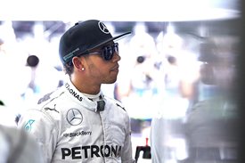 Формула-1. Хэмилтон: "У нас были небольшие сложности с резиной" Пилот Мерседеса был быстрейшим по итогам первого тренировочного дня Гран-при Бахрейна.