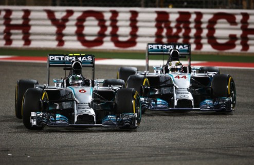Формула-1. Хэмилтон домучил победу в Бахрейне Интереснейший Гран-при Бахрейна закончился победой Льюиса Хэмилтона.
