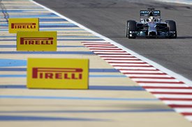 Формула-1. Мерседес и Пирелли: есть контакт Во второй день тестов в Бахрейне Льюис Хэмилтон проехал больше всех кругов, показав к тому же лучшее время.
