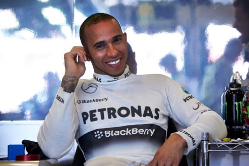 Формула-1. Хэмилтон доволен свободными заездами в Барселоне Пилот Мерседеса выиграл обе пятничные практики.