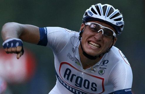 Киттель: "Рад победить в свой день рождения" Немецкий спринтер Марсель Киттель комментирует свою победу на втором этапе Джиро д’Италия.