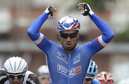 Джиро д’Италия: Буанни оформил хет-трик Французский спринтер Насер Буанни выиграл свой третий этап на нынешней Джиро, обставив Джакомо Ниццоло и Майкла ...