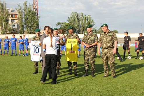 Подарок украинским военным от ультрас киевского Динамо Болельщики столичного клуба морально поддержали нашу армию.