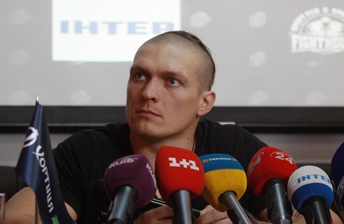 Усик нокаутировал Кренса Александр Усик добыл четвертую победу на профессиональном ринге. 