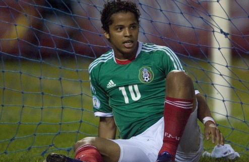 Дос Сантос – лучший игрок матча Мексика-Камерун Форвард сборной Мексики Джованни дос Сантос получил от ФИФА памятную награду.