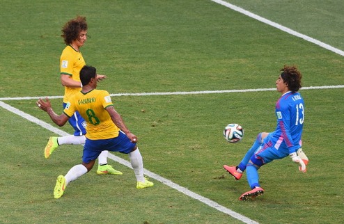 Очоа сдержал Бразилию В стартовом матче второго тура группового этапа ЧМ-2014 Бразилия и Мексика разошлись миром.