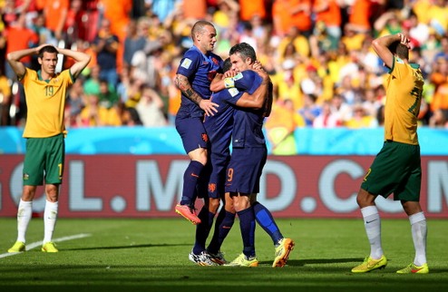 Нидерланды покуражились с Австралией Голландцы выиграли и второй матч в группе B на ЧМ-2014.